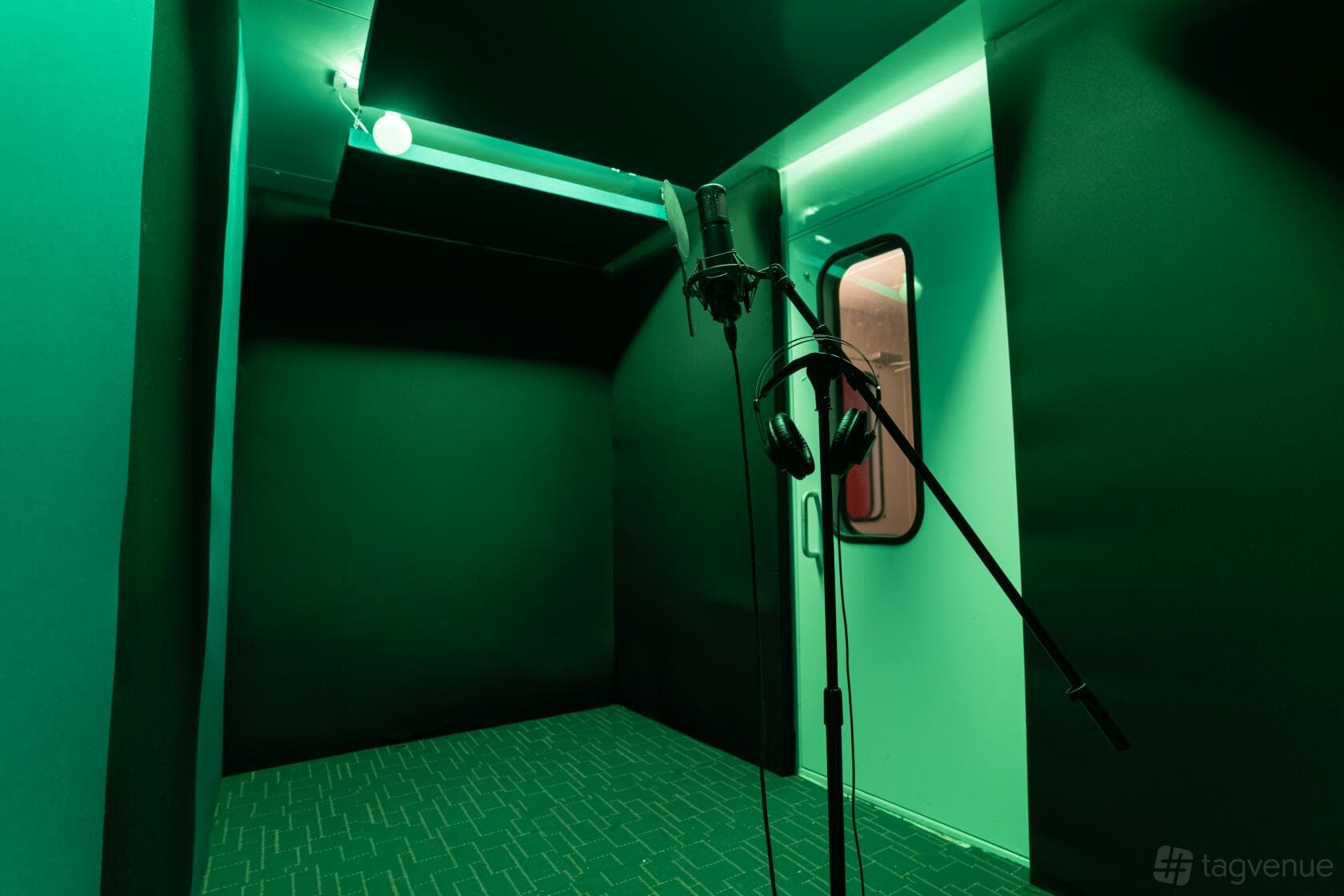 Green Studio ambient lighting